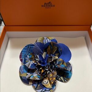 Hermes 2007 Aline Honore Blue Silk La Fleur Au Couer de la Vie Corsage/ Clip
